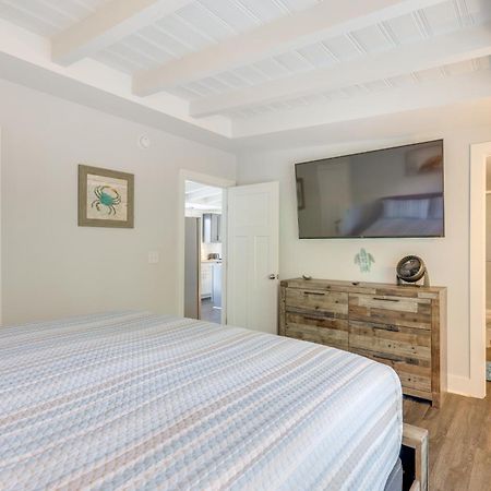 Modern Oak Island Escape 1 Mile To Long Beach! Экстерьер фото