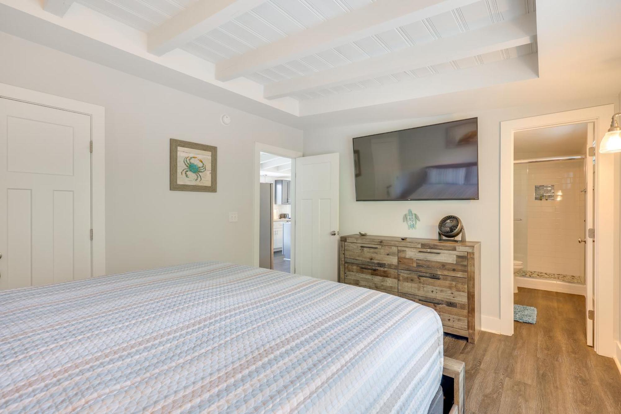 Modern Oak Island Escape 1 Mile To Long Beach! Экстерьер фото