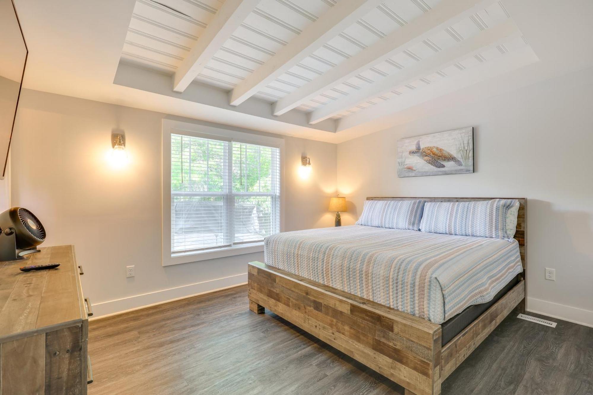 Modern Oak Island Escape 1 Mile To Long Beach! Экстерьер фото