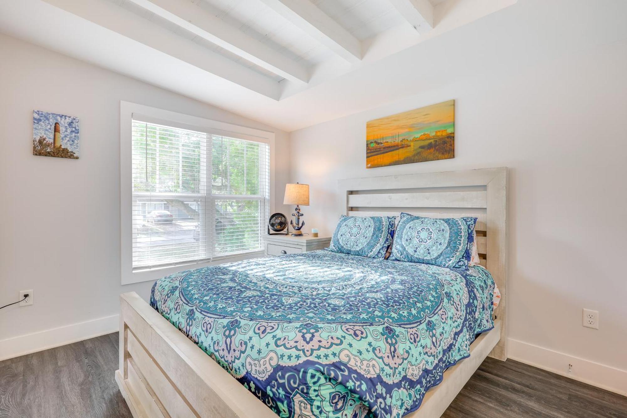 Modern Oak Island Escape 1 Mile To Long Beach! Экстерьер фото