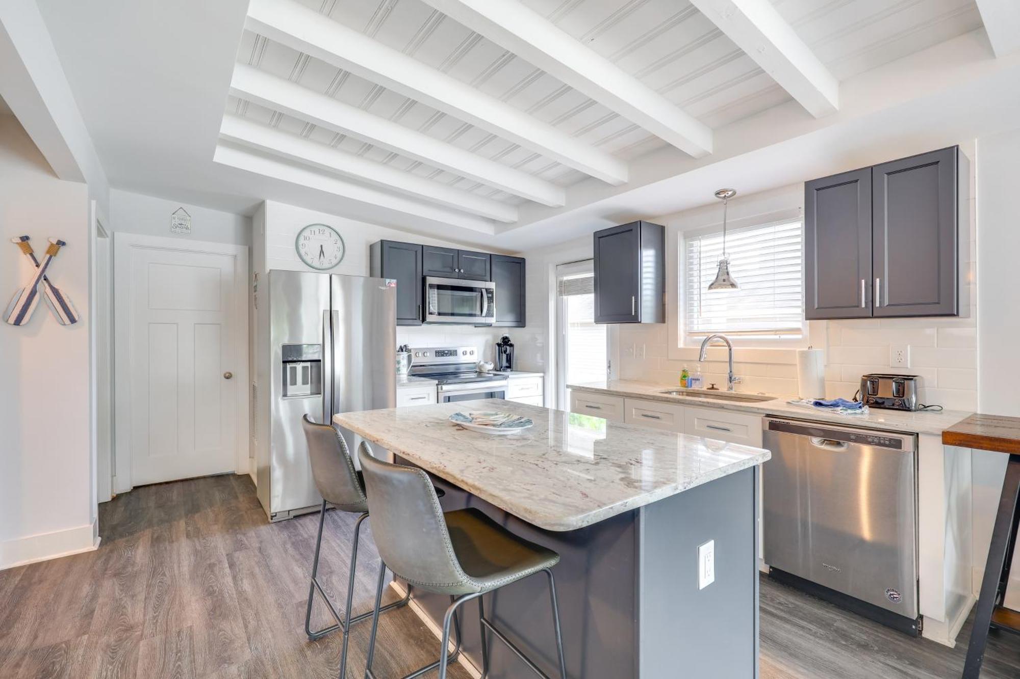 Modern Oak Island Escape 1 Mile To Long Beach! Экстерьер фото