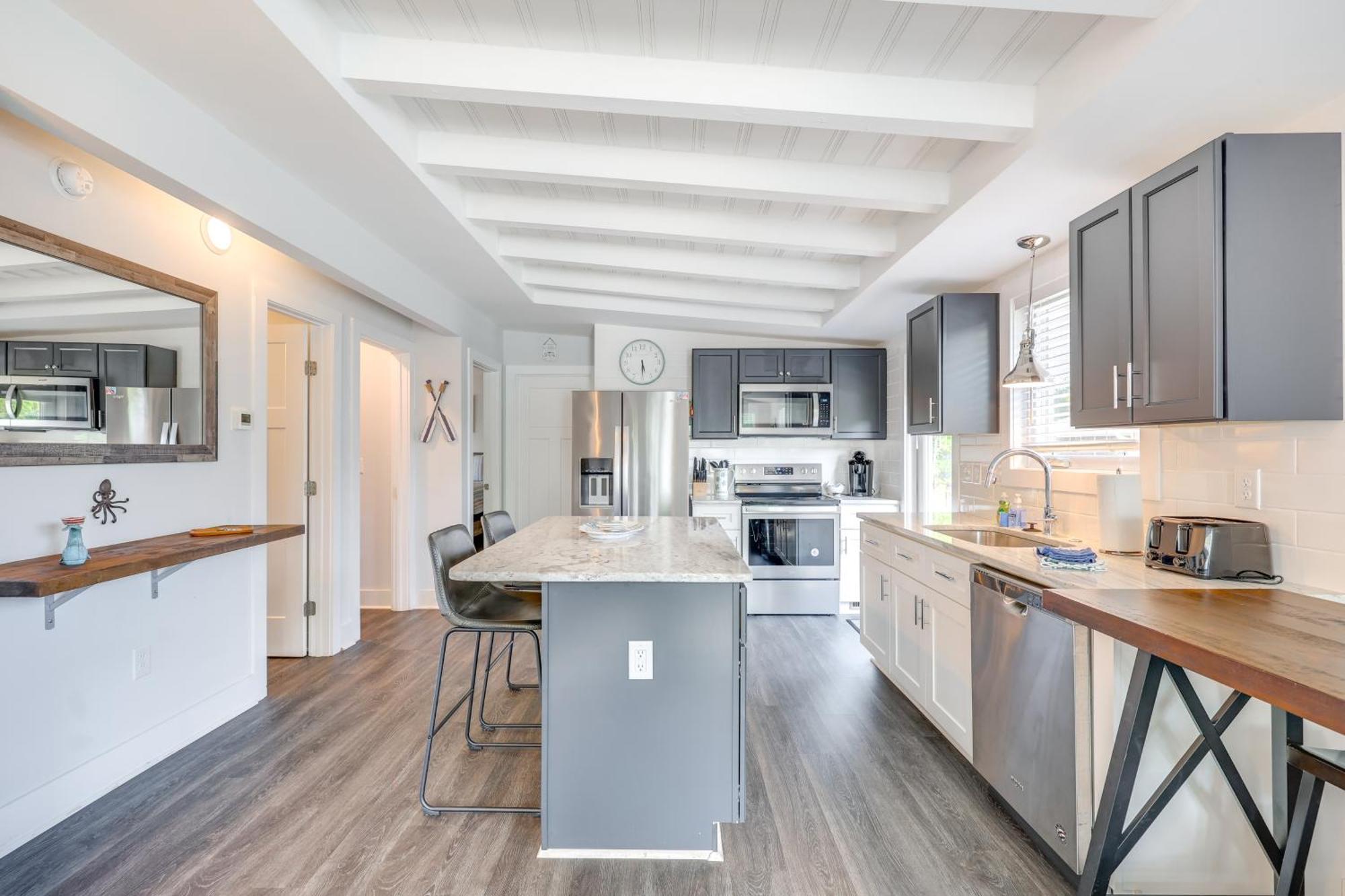 Modern Oak Island Escape 1 Mile To Long Beach! Экстерьер фото