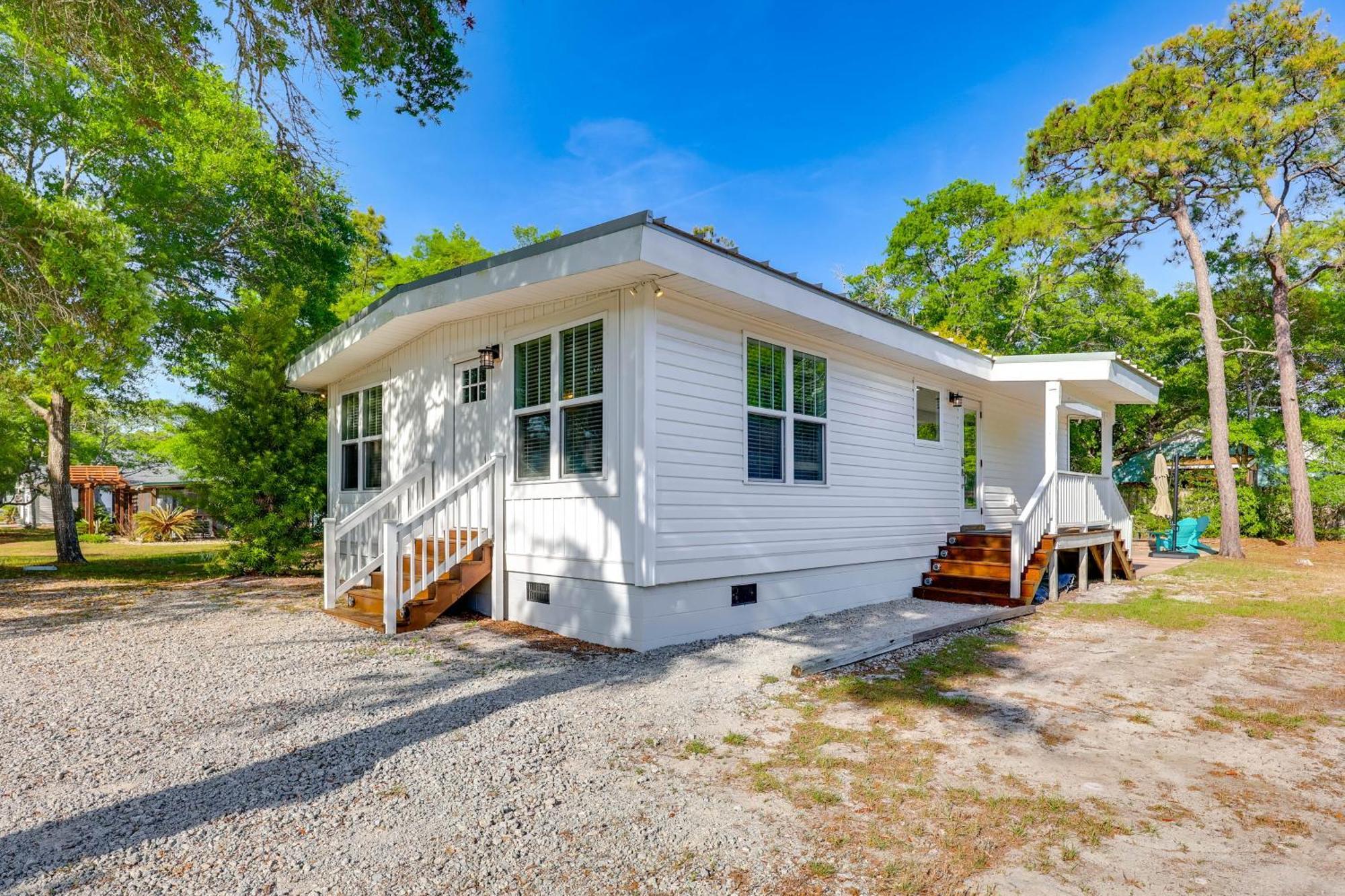 Modern Oak Island Escape 1 Mile To Long Beach! Экстерьер фото