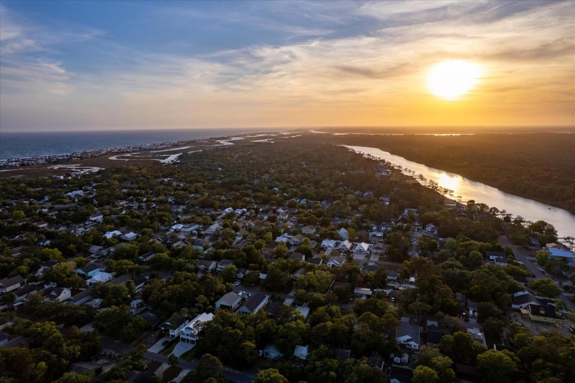Modern Oak Island Escape 1 Mile To Long Beach! Экстерьер фото